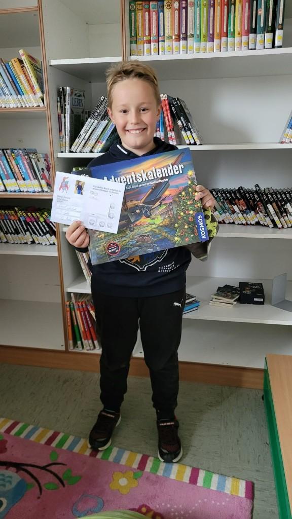 Gewinner - Bub hält Bücher in die Kamera